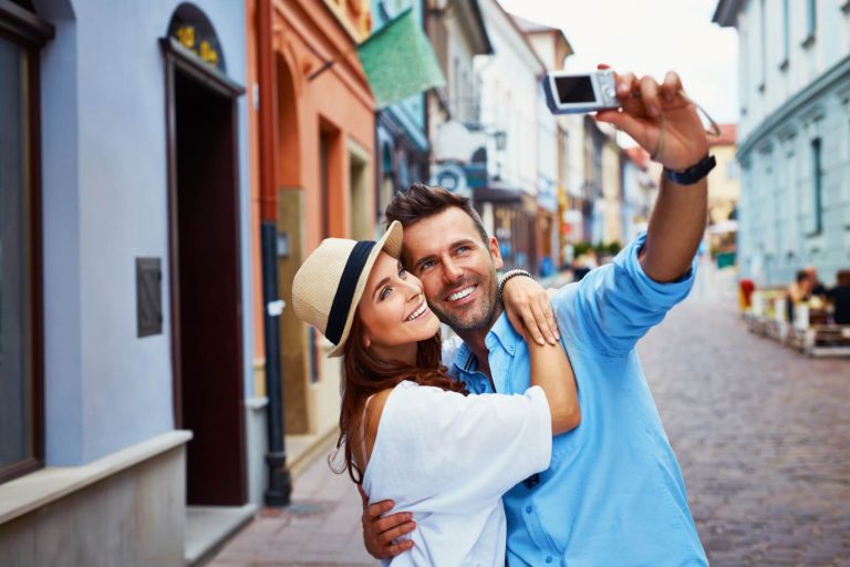 pareja de viaje en la calle haciendo turismo haciendose una foto un selfie