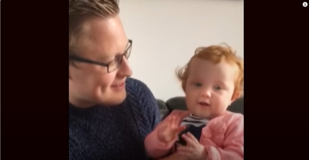 Fotograma de anuncio que muestra a un padre jugando con su bebé de la campaña de la que habla el pos, para mostrar en el Día Mundial de la salud Mental.