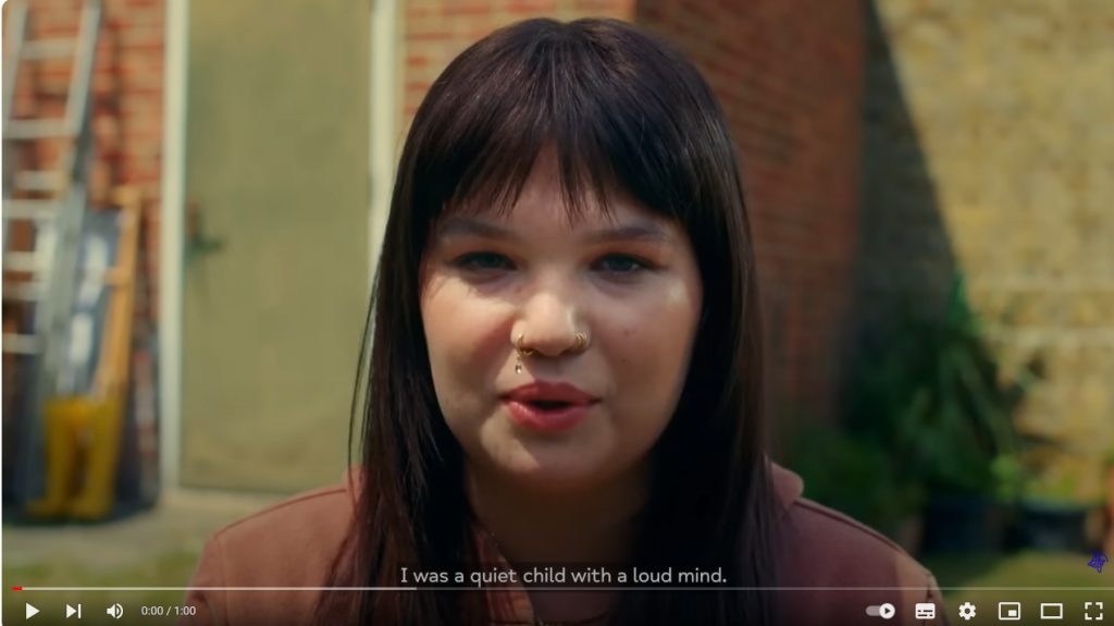 Fotograma de un vídeo de Youtube de la campaña "Speak to us" para hablar del Día Mundial de la Salud mental.