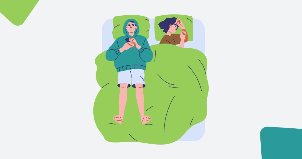 Ilustración de una pareja en la cama, ella durmiendo plácidamente mientras su pareja está despierta en vela con el móvil, para hablar de discusiones de pareja e insomnio.