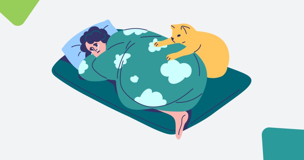 Ilustración de una mujer joven acurrucada en la cama mientras su gato juguetea con ella para hablar de cómo superar un duelo.