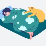 Ilustración de una mujer joven acurrucada en la cama mientras su gato juguetea con ella para hablar de cómo superar un duelo.
